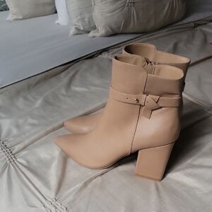 NWOT NY&CO Elegant Tan Faux Leather  Dani Ankle Boots Size 8 4 1/2 in Heel
